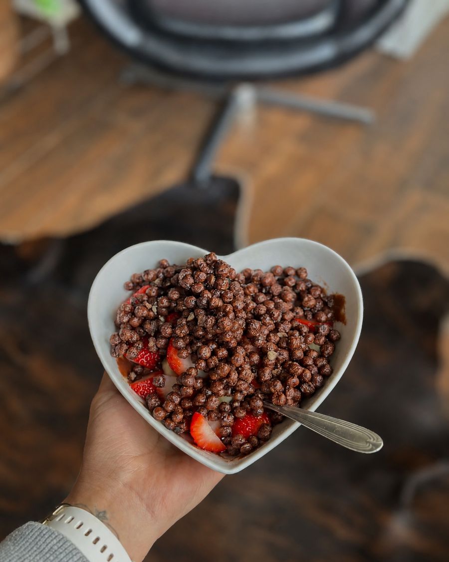 Bowl de café da manhã com morangos, em formato de coração