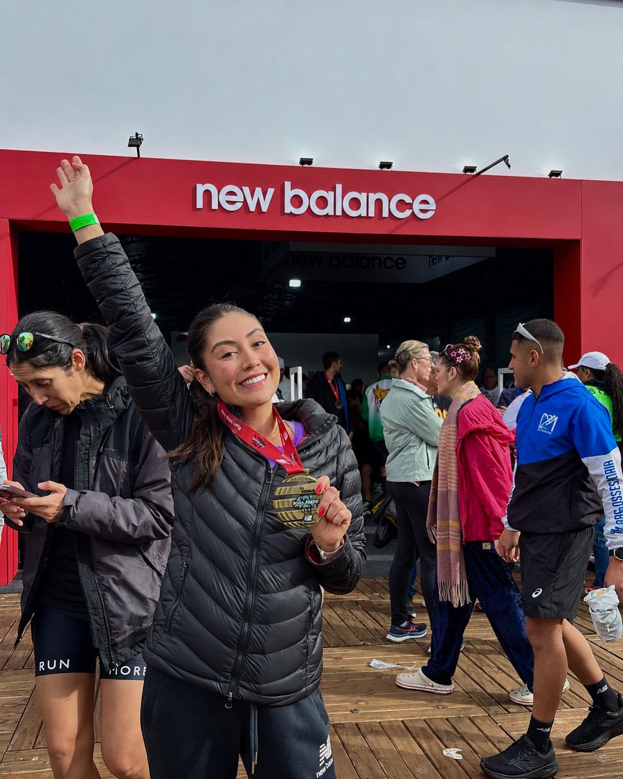 Joana Rodrigues comemorando com medalha após prova de corrida