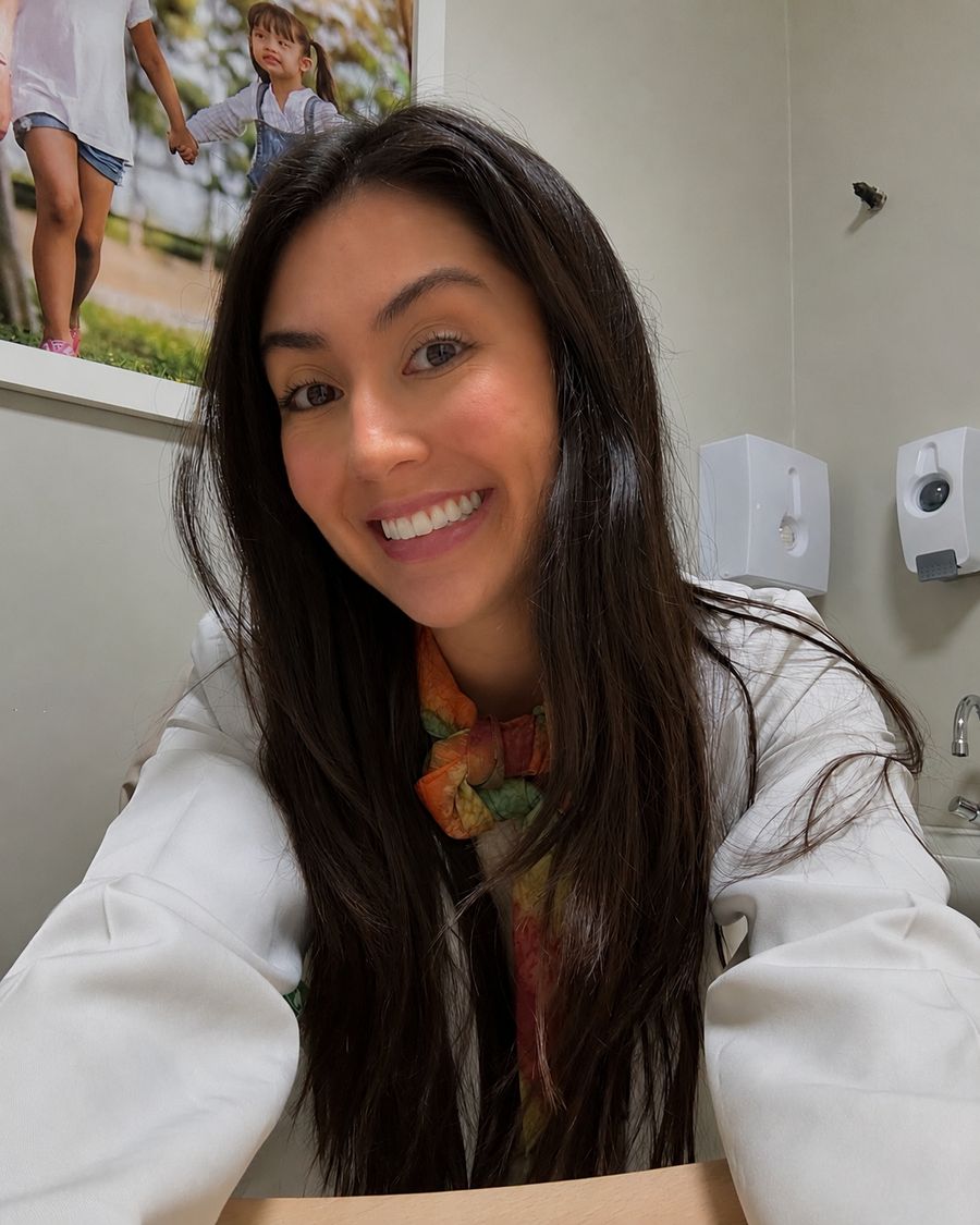 Joana Rodrigues de jaleco no consultório