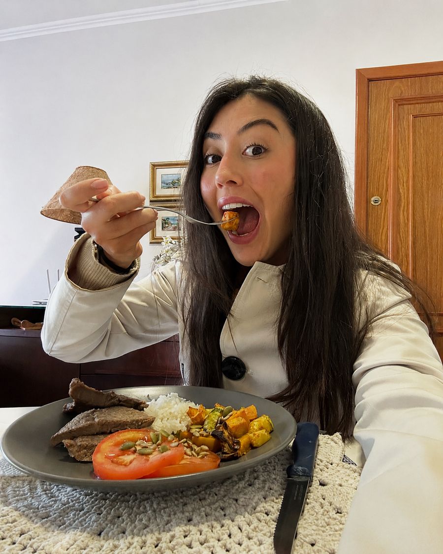 Joana Rodrigues comendo um prato equilibrado, com arroz, carne e legumes